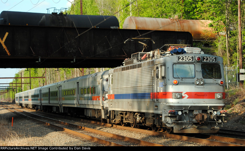 SEPTA AEM-7 2305 ducks under 17G